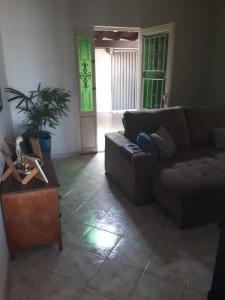 a living room with a couch and a table at Casa Em Capitolio in Capitólio