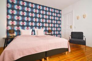 um quarto com uma cama grande e uma parede azul e rosa em Old Town Hotel em Berlim