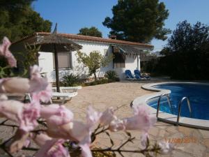 Bazén v ubytovaní INNOUTHOME Gran villa con piscina torrent del pi alebo v jeho blízkosti