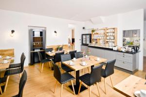 Příslušenství pro přípravu čaje a kávy v ubytování Old Town Hotel