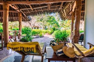Ein Garten an der Unterkunft Pongwe Beach Hotel