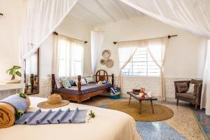 Ein Bett oder Betten in einem Zimmer der Unterkunft Pongwe Beach Hotel