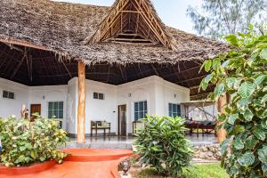 Ein Garten an der Unterkunft Pongwe Beach Hotel