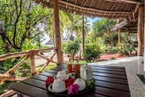 Ein Garten an der Unterkunft Pongwe Beach Hotel