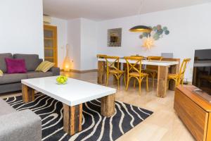 Et opholdsområde på Golden Gardens Duplex Apartment Javea Arenal by Rock Rentals