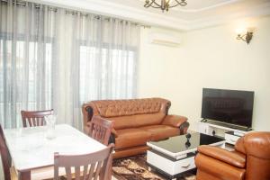 - un salon avec un canapé et une table dans l'établissement T-RESIDENCE, à Douala
