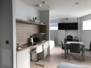 Una cocina o zona de cocina en SWUITE GALWAY