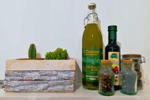 un par de botellas de vino y un cactus en Casa Diomede, en Perugia