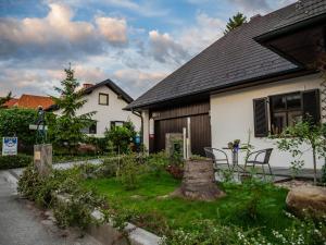 a house with a table and chairs in a yard at Gästehaus Pointner in Gars am Kamp