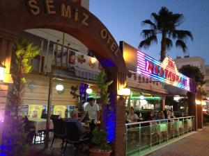 A restaurant or other place to eat at Semiz Apart Hotel
