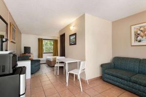 Kuchyň nebo kuchyňský kout v ubytování Thriftlodge Edmonton