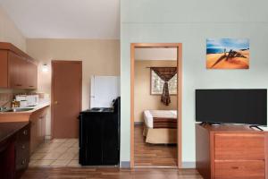 Kuchyň nebo kuchyňský kout v ubytování Thriftlodge Edmonton + 37 fotografií
