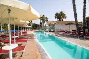 Bazén v ubytování Hotel Baglio Basile nebo v jeho okolí