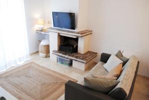 een woonkamer met een bank en een open haard bij Private Solarium - Golf and Pool View - Las Ramblas 830 in Orihuela-Costa