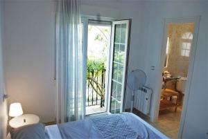 een slaapkamer met een bed en een groot raam bij Private Solarium - Golf and Pool View - Las Ramblas 830 in Orihuela-Costa
