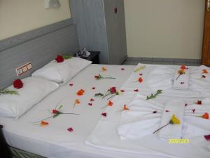A bed or beds in a room at Semiz Apart Hotel