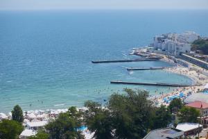 Blick auf den Strand mit Menschen und das Meer in der Unterkunft Panoramic Plaza Apartments in Odessa