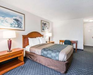 Säng eller sängar i ett rum på North Miami Beach Gardens Inn & Suites