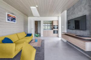 TV a/nebo společenská místnost v ubytování Apartmány HRÁDEČEK
