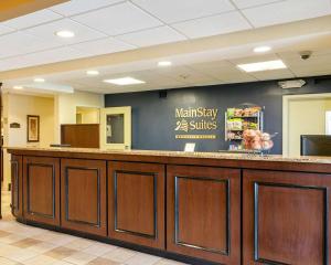 a view of a waiting area at a martneysay suites restaurant at Mainstay Suites Dover in Dover