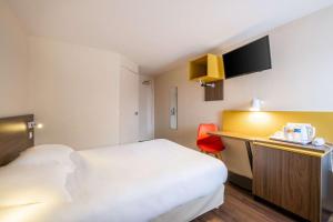 Postel nebo postele na pokoji v ubytování Comfort Hotel Lille Lomme