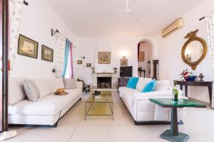 Posezení v ubytování Villa Quietude - Exceptional Corfu Escape with Private Sunset Pool