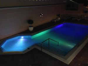 Bazén v ubytovaní APARTAMENTO VISTAS AL MAR alebo v jeho blízkosti
