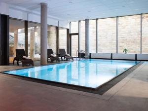 Bazén v ubytování Hotel TAMMEL nebo v jeho okolí