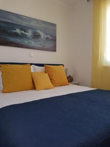 ein Schlafzimmer mit einem Bett mit gelben Kissen in der Unterkunft Apartments4friends Apartment NINA in Slatine + 23 Fotos