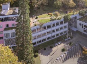 an overhead view of a building with a green roof at Katholische Akademie der Erzdiözese Freiburg in Freiburg im Breisgau