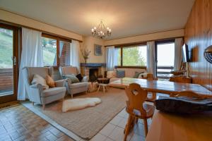 uma sala de estar com um sofá e uma mesa em Apartment Mont-Parrain em La Tzoumaz