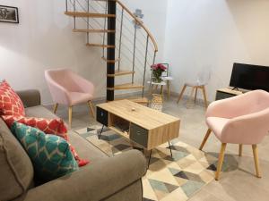 a living room with a couch and a coffee table at Gîte YZEN près de Honfleur in Conteville