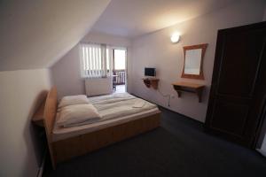 ソバタにあるCasa Micul Arinのベッドルーム1室(鏡付きのベッド1台、窓付)