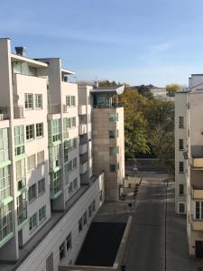 widok z powietrza na budynki w mieście w obiekcie Szucha Residence Apartments by Global Apart w Warszawie