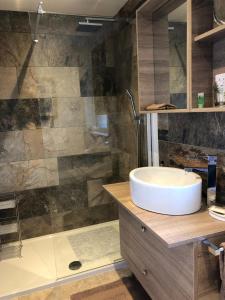 ein Bad mit einem Waschbecken und einer Dusche in der Unterkunft Jonan House in Deal