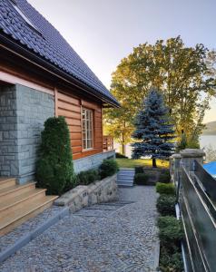 une maison avec une passerelle en pierre à côté d'un bâtiment dans l'établissement Żywiecka Przystań, à Żywiec