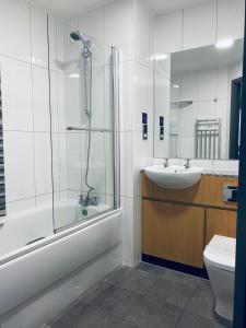 A bathroom at Bisham Abbey National Sports Centre