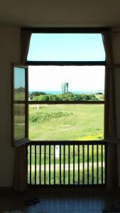 - une fenêtre dans une chambre avec vue sur un champ dans l'établissement Miramar Panorámico, à Miramar