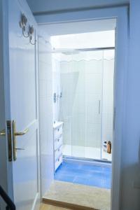 a bathroom with a shower with a glass door at Casa Cardi in Sperlonga