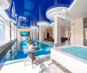 雅羅斯拉夫爾的住宿－環形高級酒店，蓝色天花板的酒店的大型游泳池
