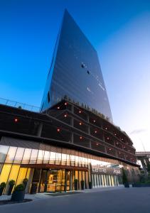 ein großes Gebäude mit vielen Fenstern in der Unterkunft Centro Westside by Rotana in Istanbul