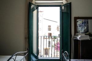 Habitación con una gran puerta de cristal que da a un balcón. en Casa Cardi, en Sperlonga