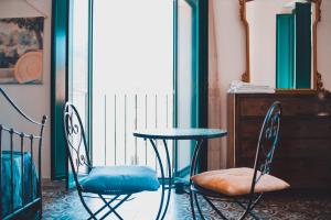 mesa y 2 sillas en una habitación con mesa en Casa Cardi, en Sperlonga