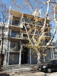 a building with a car parked in front of it at DEPARTAMENTO VERA MUJICA 2 cochera propia incluida in Rosario