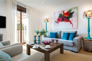 een woonkamer met een bank en een salontafel bij Genteel Home Cabildo in Sevilla