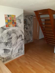 una habitación con una escalera y un cuadro en la pared en Apartment Öffingen 77, en Fellbach