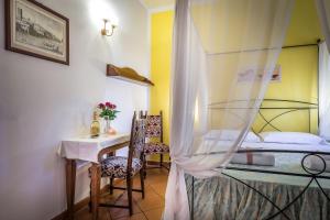 フィレンツェにあるアッラ ディモーラ アルテーアのベッドルーム1室(ベッド1台、テーブル、椅子付)