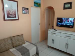 Een TV en/of entertainmentcenter bij Quarto com café nas Pitangueiras
