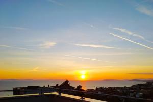 una vista de la puesta de sol desde el techo de un edificio en Villa Lavanda, en Podstrana