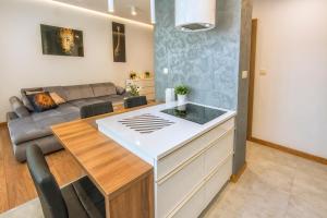 Kuchyňa alebo kuchynka v ubytovaní KOMFORT HOUSE RYNEK + 8 fotografií